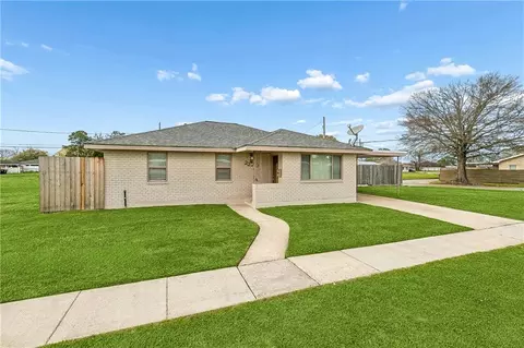 2220 Ventura Dr, Chalmette, LA 70043