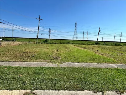 2000 Benjamin St, Arabi, LA 70032