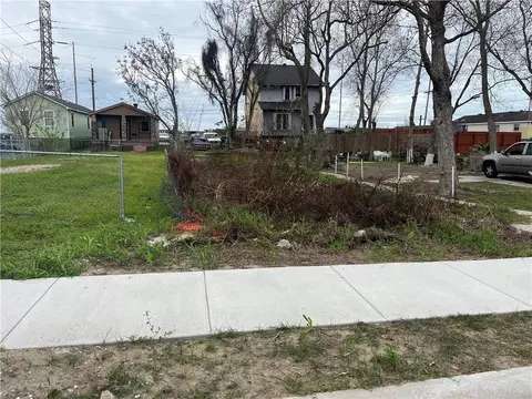 3011 Laussat Pl, New Orleans, LA 70117