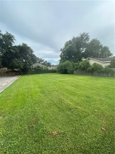 1516 Seville Dr, New Orleans, LA 70122