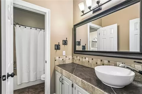 Bath - 511 River Oaks Dr, Covington, LA 70433 photo 3 of 6