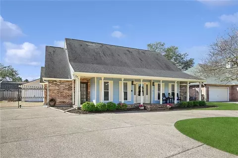 135 Dickson Dr, Belle Chasse, LA 70037