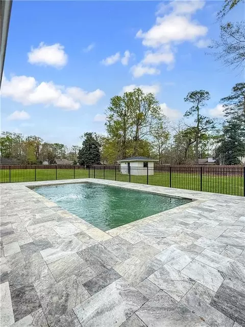 Exterior - 305 E Pearl St, Slidell, LA 70461 photo 4 of 13