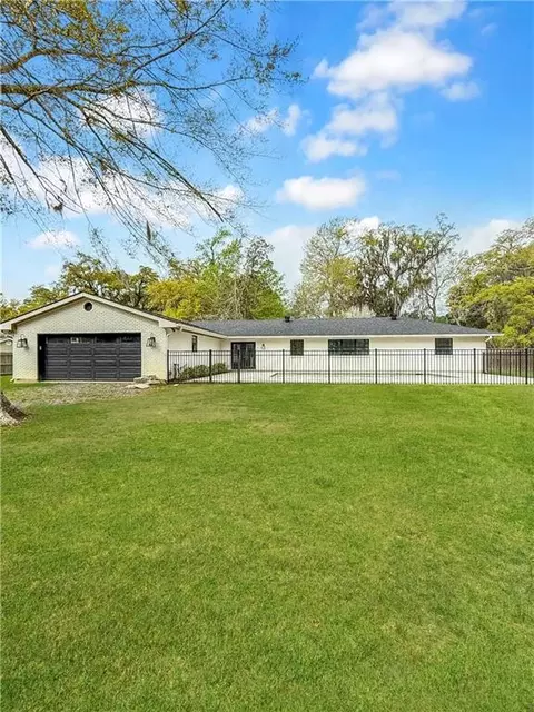 Exterior - 305 E Pearl St, Slidell, LA 70461 photo 7 of 13