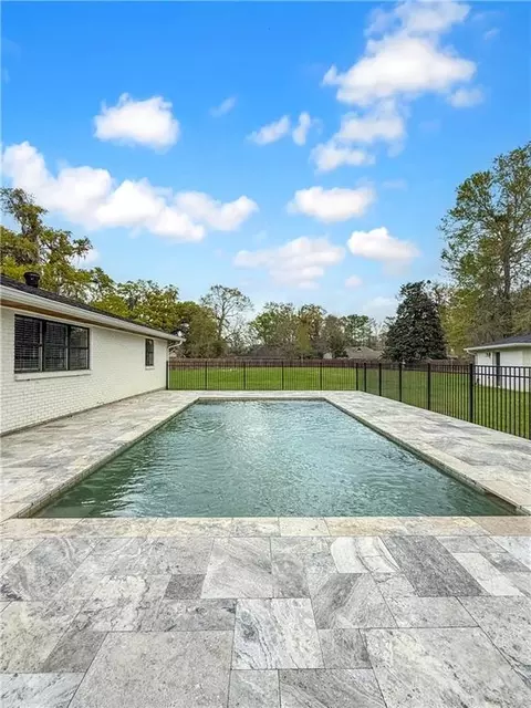 Exterior - 305 E Pearl St, Slidell, LA 70461 photo 3 of 13