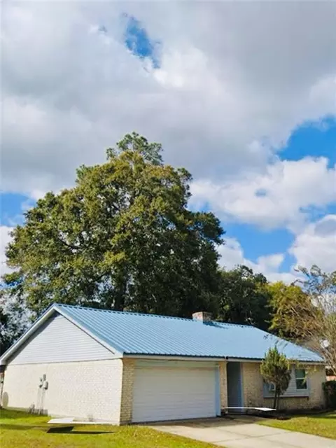 215 E Queens Dr, Slidell, LA 70458 photo 1
