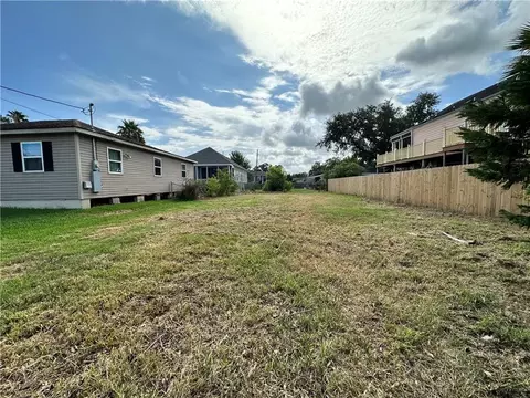 6017 Warrington Dr, New Orleans, LA 70122
