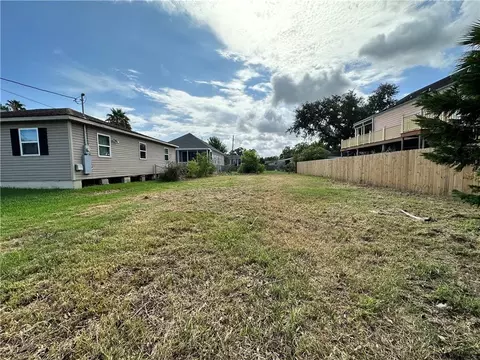 6017 Warrington Dr, New Orleans, LA 70122