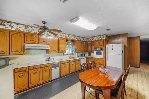 Kitchen - 16536 40 Hwy, Independence, LA 70443 photo 2 of 2