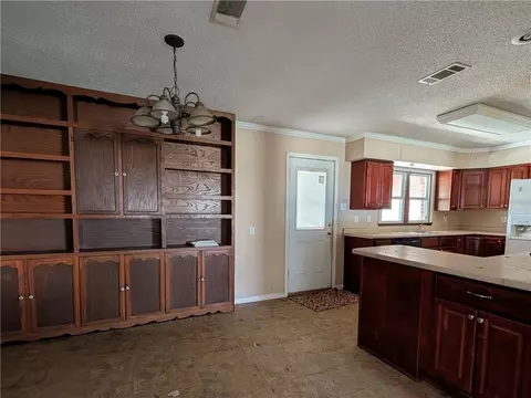 Living - 1145 S Pine St, Slidell, LA 70460 photo 4 of 5