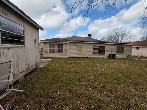 Exterior - 204 E Queens Dr, Slidell, LA 70458 photo 3 of 4