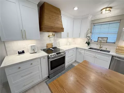 Kitchen - 219 Devon Rd, Laplace, LA 70068 photo 2 of 3
