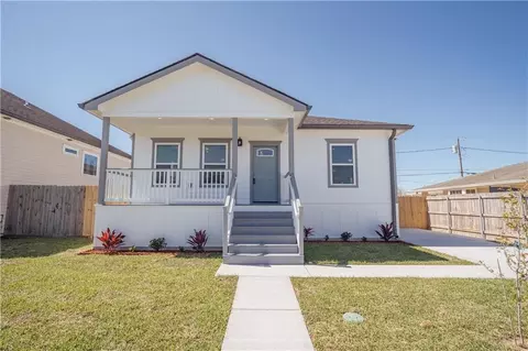 3644 Charles Dr, Chalmette, LA 70043