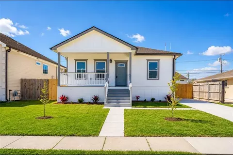 3644 Charles Dr, Chalmette, LA 70043