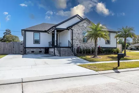 2013 Congressman Hebert Dr, Chalmette, LA 70043