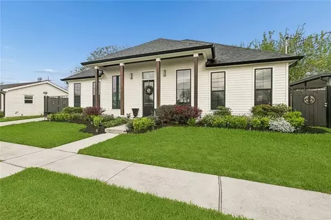2500 Pecan Dr, Chalmette, LA 70043