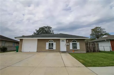 748 Oakwood Dr, Gretna, LA 70056