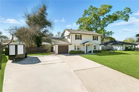 110 Lake Park Dr, Belle Chasse, LA 70037
