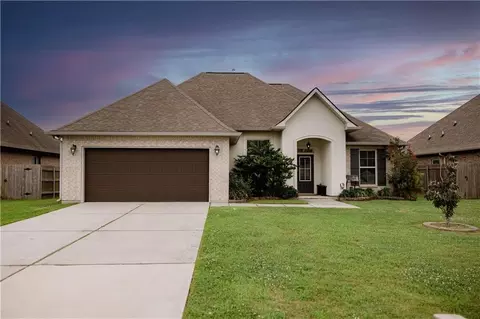 208 Hidden Cypress Dr, Belle Chasse, LA 70037