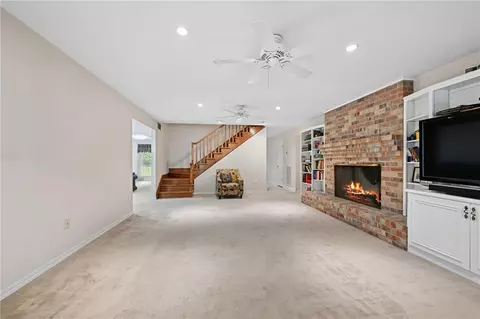 Living - 33 Elizabeth Dr, Covington, LA 70435 photo 3 of 7