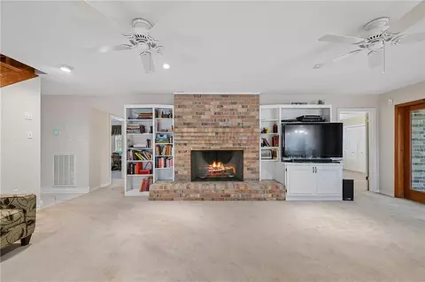 Living - 33 Elizabeth Dr, Covington, LA 70435 photo 2 of 7