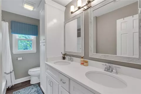 Bath - 39 E Levert Dr, Luling, LA 70070 photo 4 of 4