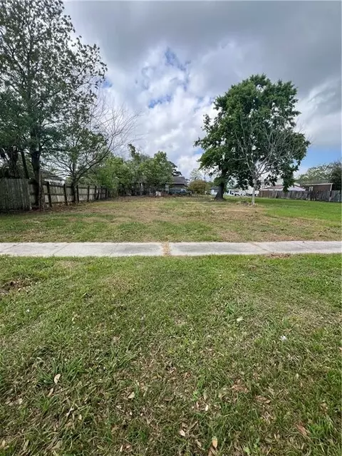 58 E Claiborne Sq, Chalmette, LA 70043