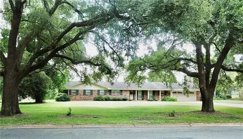 713 Parkway Dr, Natchitoches, LA 71457