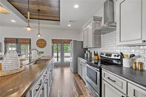 Kitchen - 31445 Barbara Dr, Springfield, LA 70462 photo 4 of 7