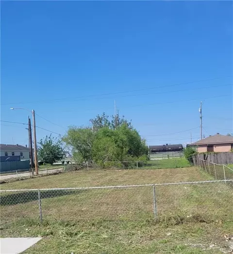 3037 Laussat Pl, New Orleans, LA 70117