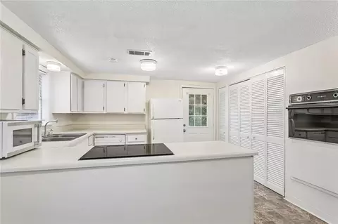 Kitchen - 11061 E Nickens Rd, Hammond, LA 70403 photo 2 of 2