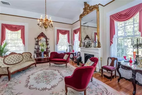 Living - 305 S Broadway St, Natchez, MS 39120 photo 5 of 7