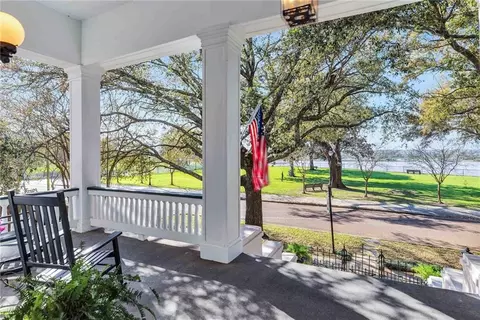 Exterior - 305 S Broadway St, Natchez, MS 39120 photo 7 of 19