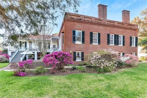 Exterior - 305 S Broadway St, Natchez, MS 39120 photo 5 of 19