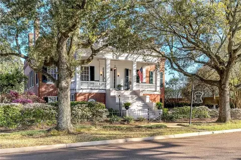 Exterior - 305 S Broadway St, Natchez, MS 39120 photo 2 of 19