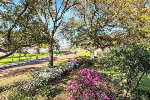 Exterior - 305 S Broadway St, Natchez, MS 39120 photo 10 of 19