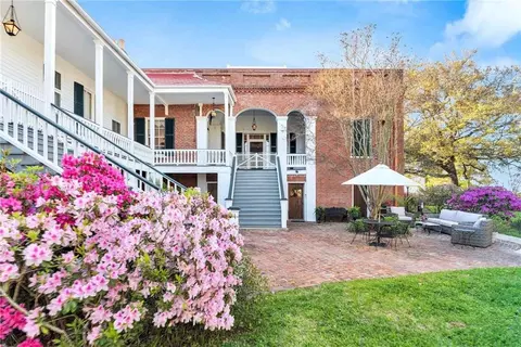Exterior - 305 S Broadway St, Natchez, MS 39120 photo 11 of 19
