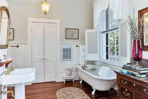 Bath - 305 S Broadway St, Natchez, MS 39120 photo 2 of 3
