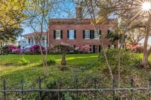 Exterior - 305 S Broadway St, Natchez, MS 39120 photo 6 of 19