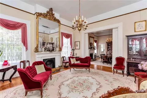 Living - 305 S Broadway St, Natchez, MS 39120 photo 4 of 7