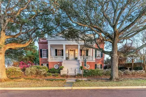 Exterior - 305 S Broadway St, Natchez, MS 39120 photo 4 of 19