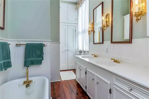 Bath - 305 S Broadway St, Natchez, MS 39120 photo 3 of 3