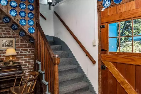 Entry Way - 305 S Broadway St, Natchez, MS 39120 photo 4 of 6