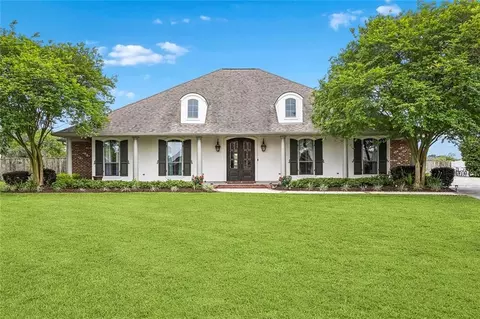 214 Poinsettia Dr, Belle Chasse, LA 70037