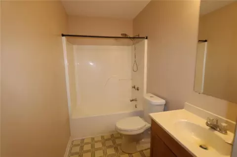 Bath - 5932 Becker St, Marrero, LA 70072 photo 1 of 2
