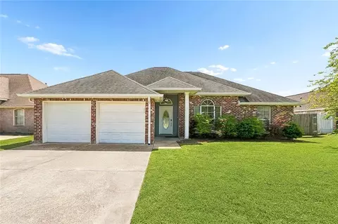 369 Oak Point Dr, Laplace, LA 70068