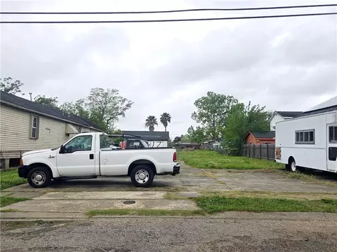 1822 Lesseps St, New Orleans, LA 70117