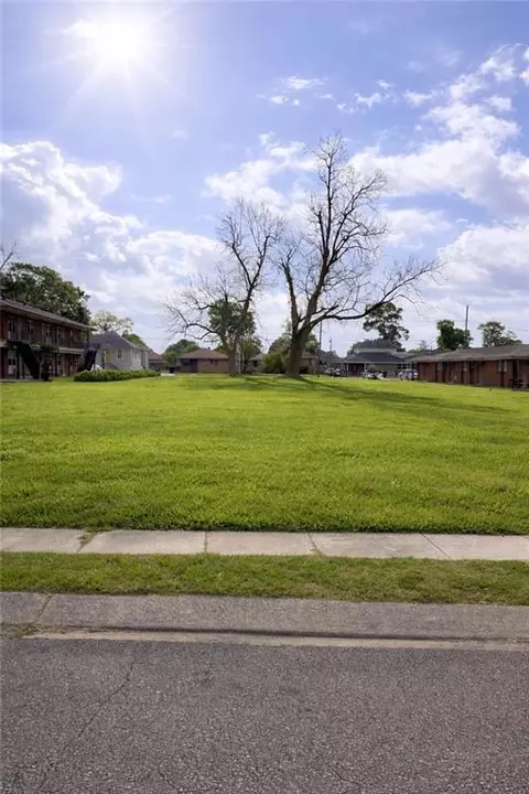 3421 Pakenham Dr, Chalmette, LA 70043