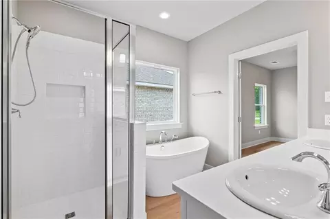 Bath - 72657 Robindale Dr, Covington, LA 70435 photo 2 of 3