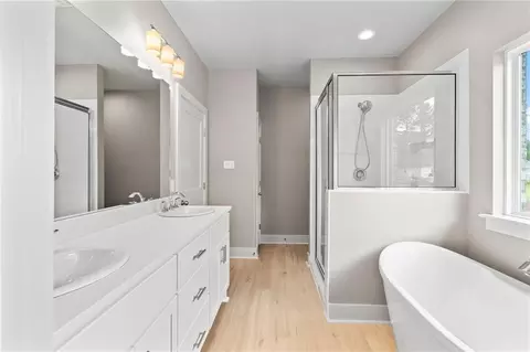 Bath - 72657 Robindale Dr, Covington, LA 70435 photo 1 of 3